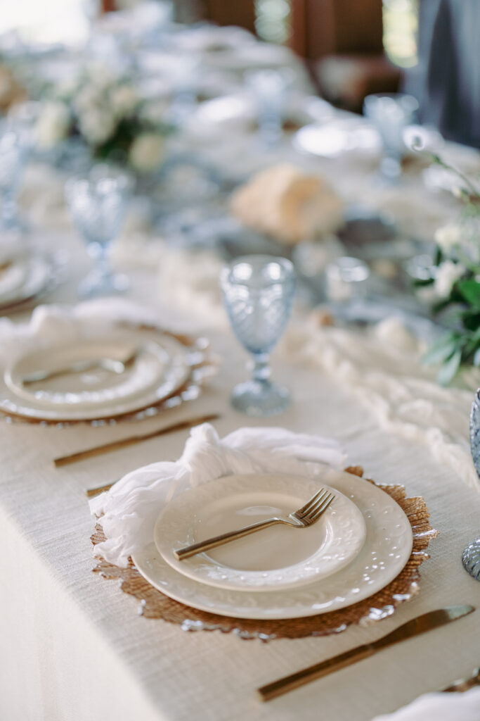 Eleganet blue and white table decor